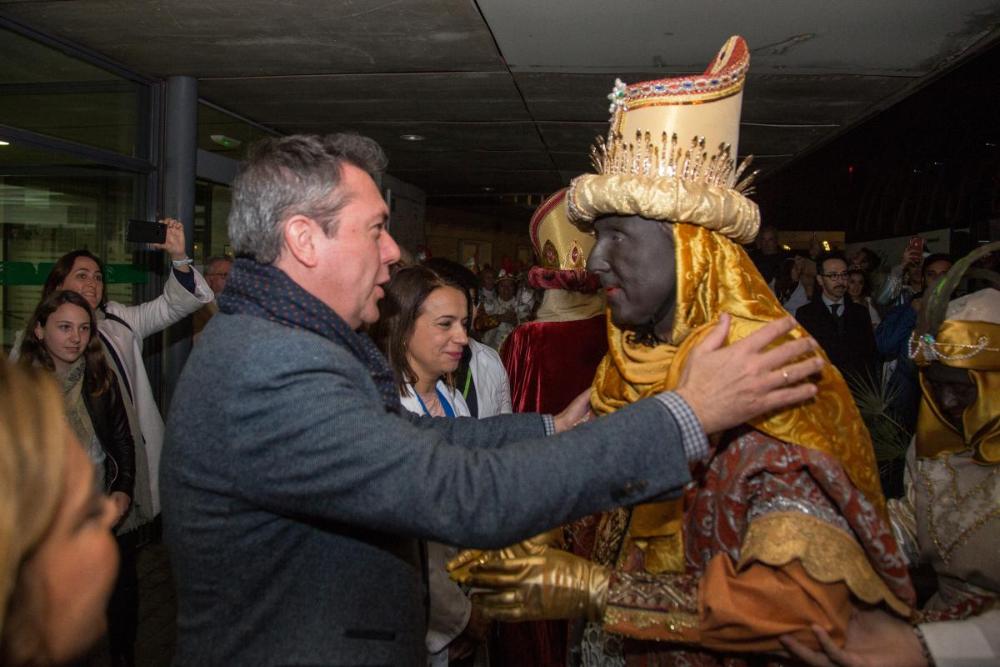 Baltasar recibe la felicitación del alcalde de Sevilla, Juan Espadas, a su llegada al hospital de Valme
