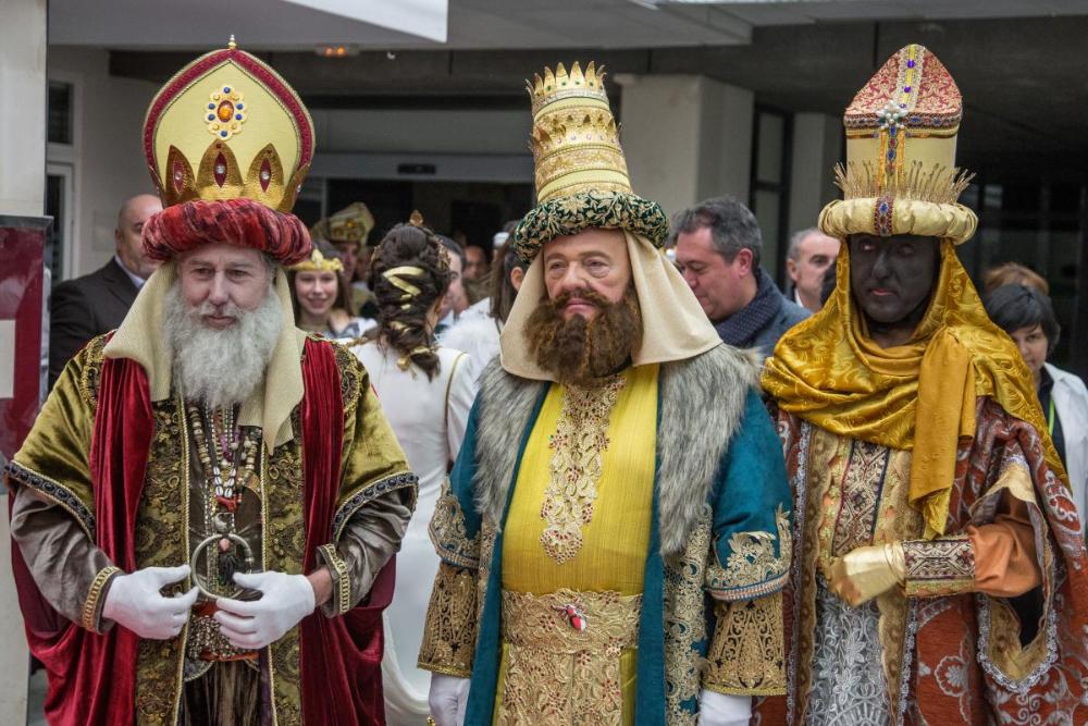 Los Reyes Magos, tras la Cabalgata, en el Hospital de Valme