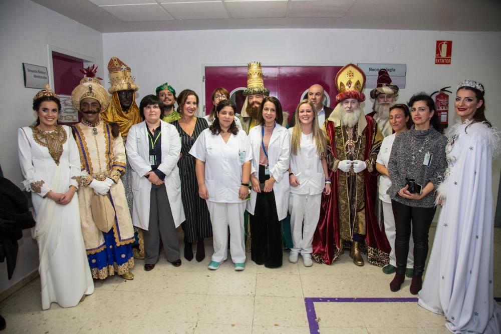 El personal sanitario tampoco quiso perderse su foto con los Reyes