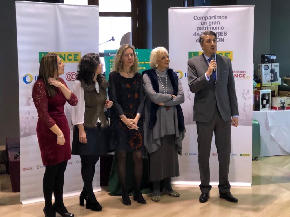 La vicepresidenta de la ONCE, Patricia Sanz, y la diputada Teófila Martínez, participaron en el acto de Santa Lucía en Cádiz