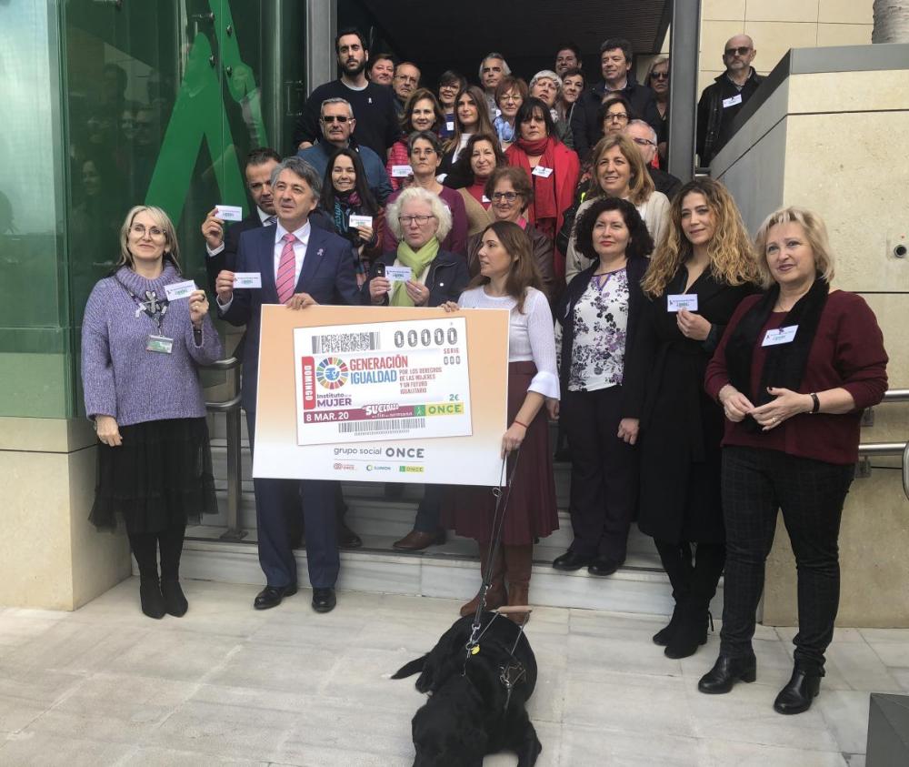 Concentración a las puertas de la ONCE de Cádiz