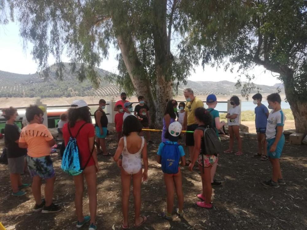 Un grupo de niños trabaja y se divierte con el  manejo de las barras direccionales en Zafarraya