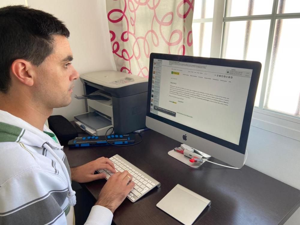 Carlos Barragán consultando la web de la ONCE