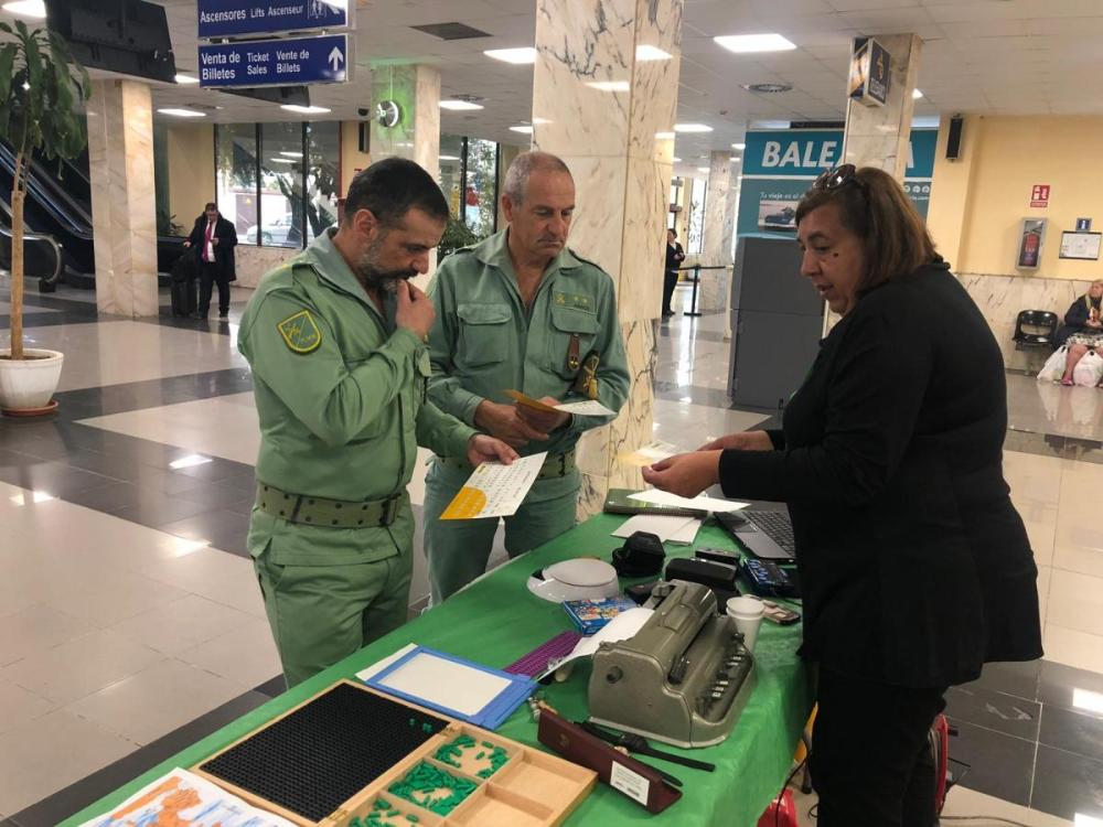Militares visitando la exposición de la Semana ONCE en la estación marítima de Ceuta