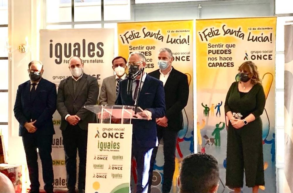 El director de la ONCE en Málaga, José Miguel Luque, felicita Santa Lucía en el acto central de Córdoba