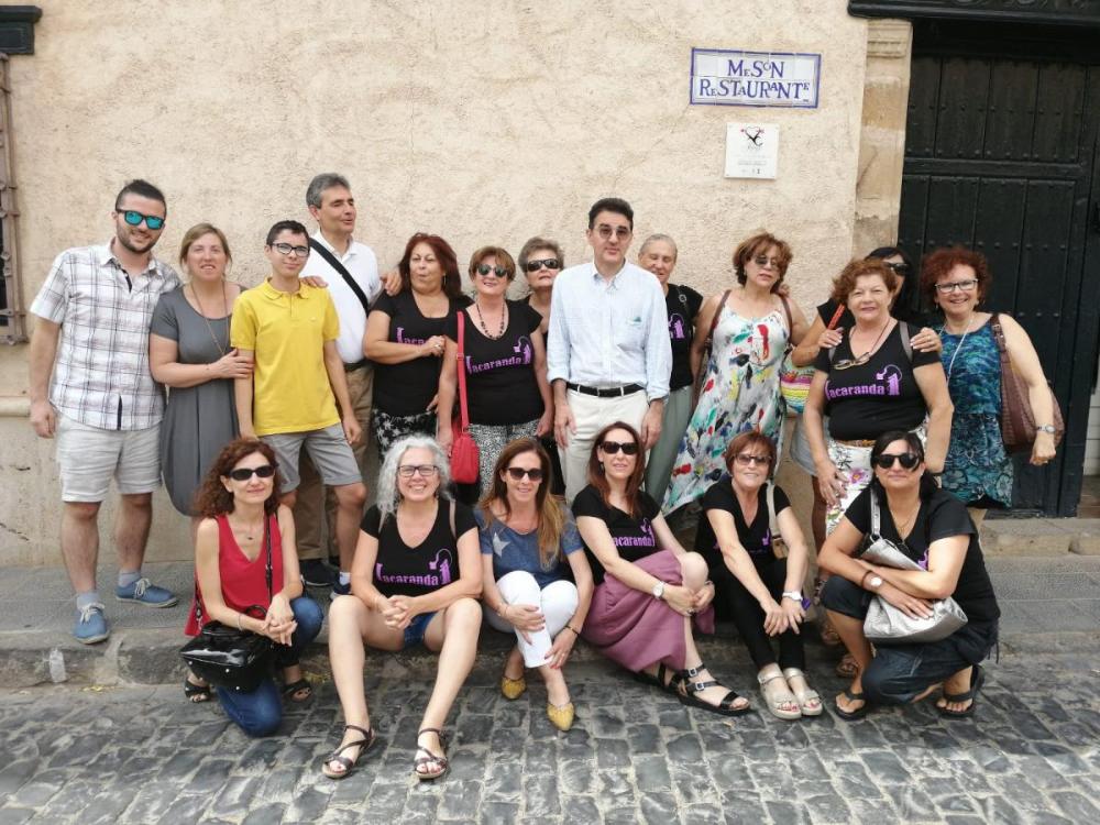 El director general adjunto de Servicios Sociales para Afiliados de la ONCE, Andrés Ramos, felicitó a las componentes de Jacaranda11