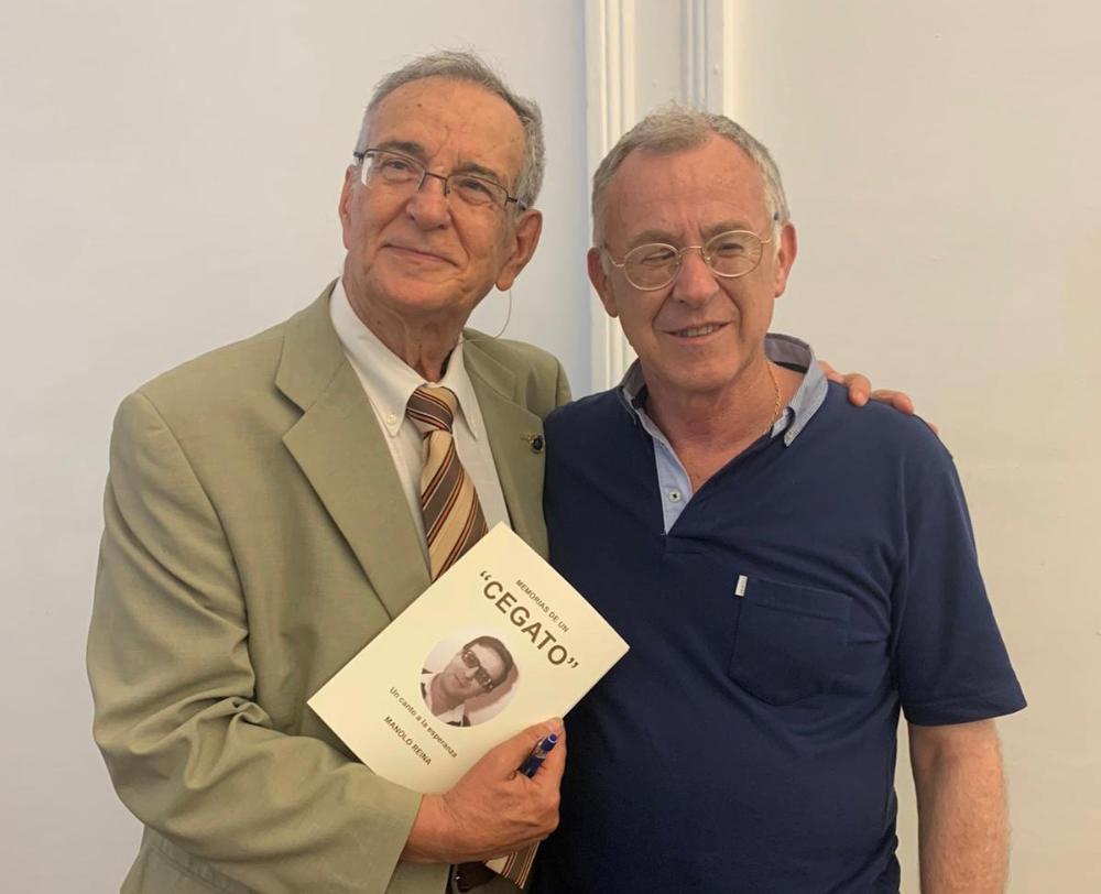 El director de la ONCE en Málaga, José Miguel Luque, asistió a la presentación del libro de Manuel Reina