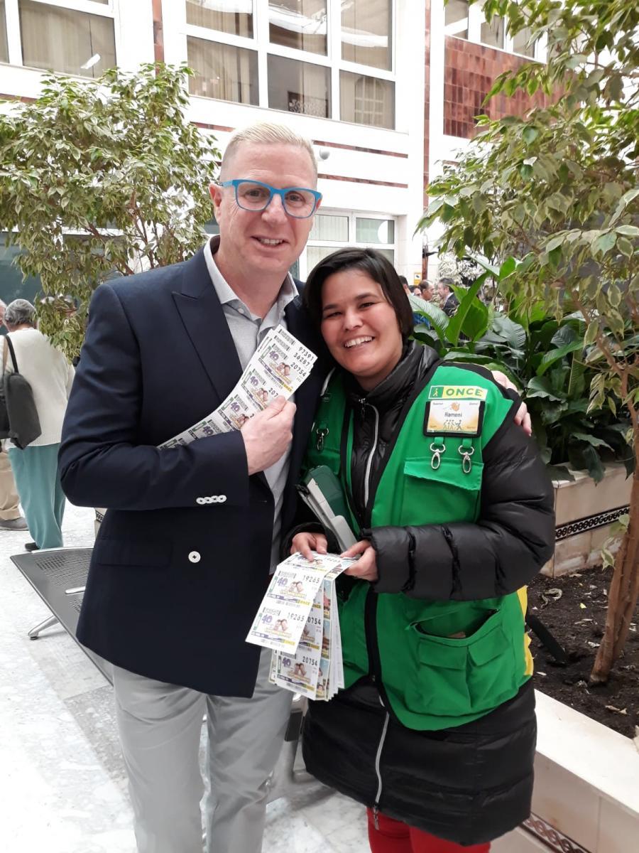 Jorge Cadaval con la vendedora de la Delegación Territorial, Ramona Hidalgo