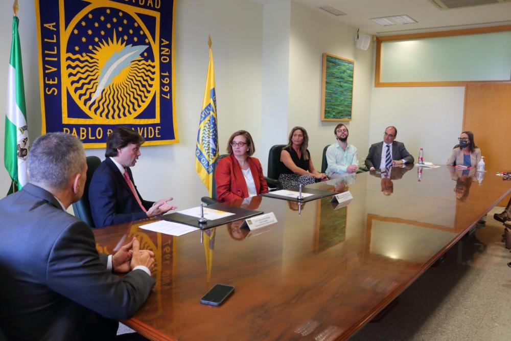 Reunión de los responsables de Fundación ONCE y de la UPO tras la firma del convenio