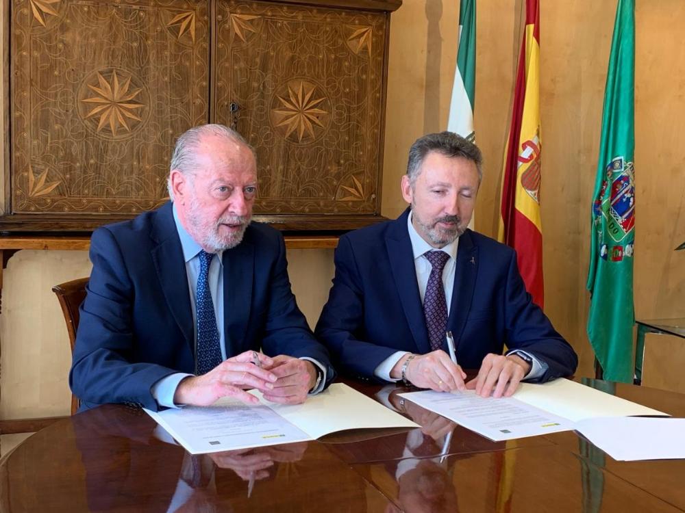 Fernando Rodríguez Villalobos y Cristóbal Martínez en el momento de la firma