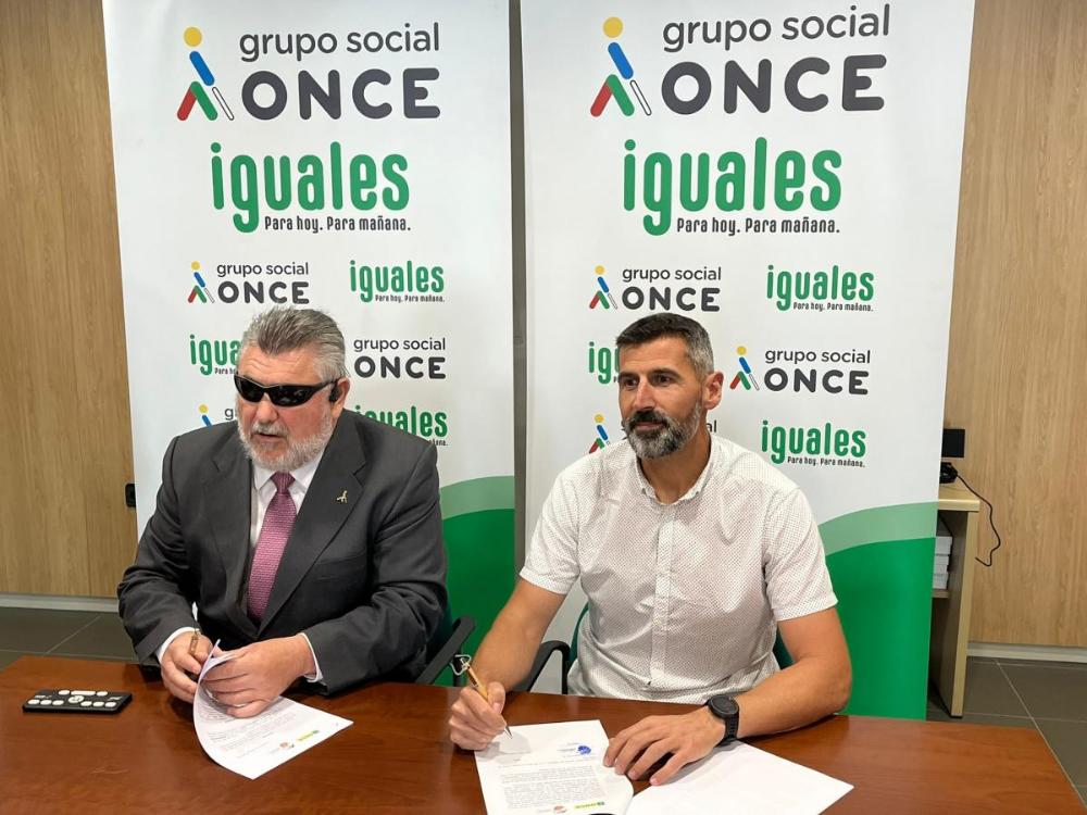 Alberto Morillas y Diego Ferrón en el momento de la firma del convenio