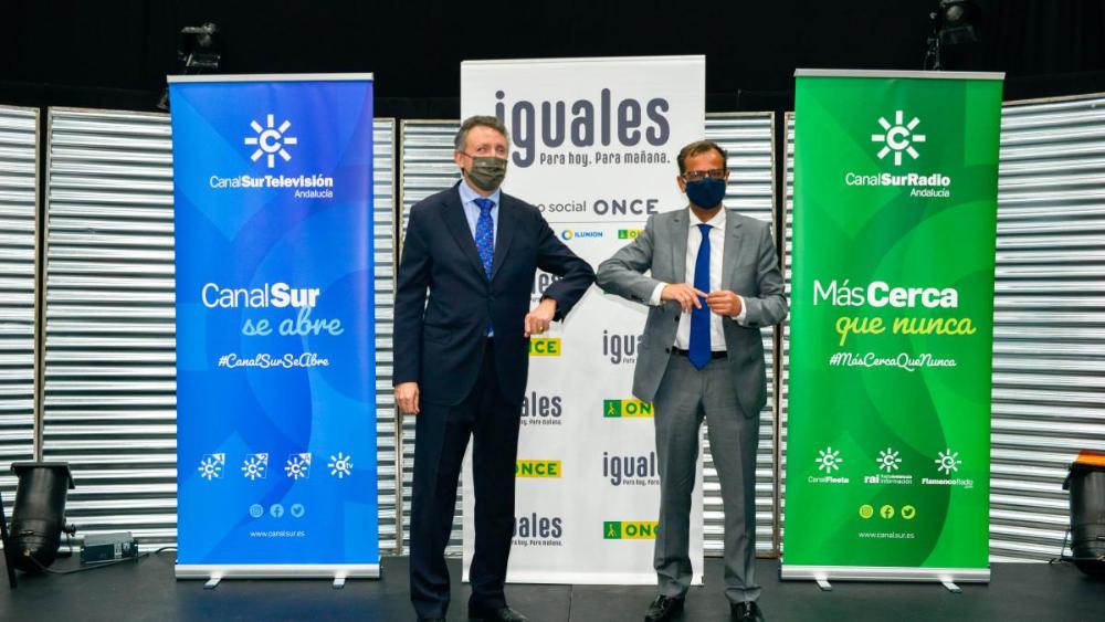 Posado gráfico tras la firma del convenio ante las cámaras de Canal Sur