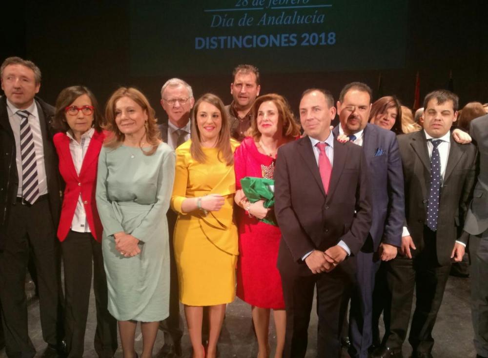 Los representantes de la ONCE tampoco quisieron perderse la foto de familia con Carmen Aguilera