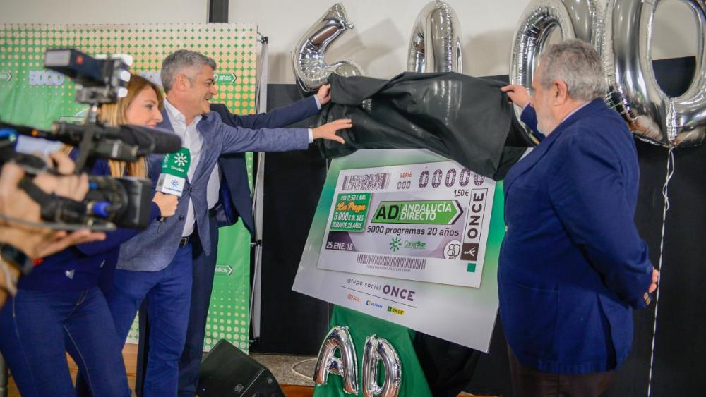 Momento del descubrimiento de la imagen del cupón, seguido en directo por las cámaras de Canal Sur TV