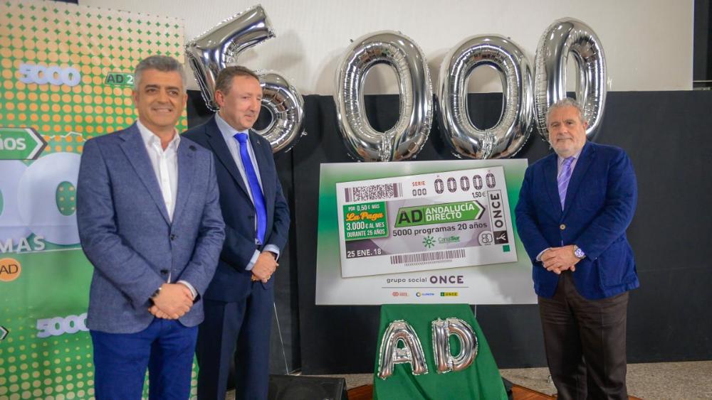 Modesto Barragán, Cristóbal Martínez y Joaquín Durán, posan para las cámaras tras el descubrimiento del cupón