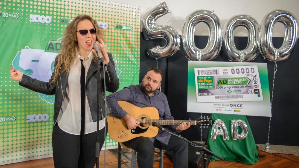 Coraluna interpretó su versión del himno de este 20 aniversario de Andalucía Directo