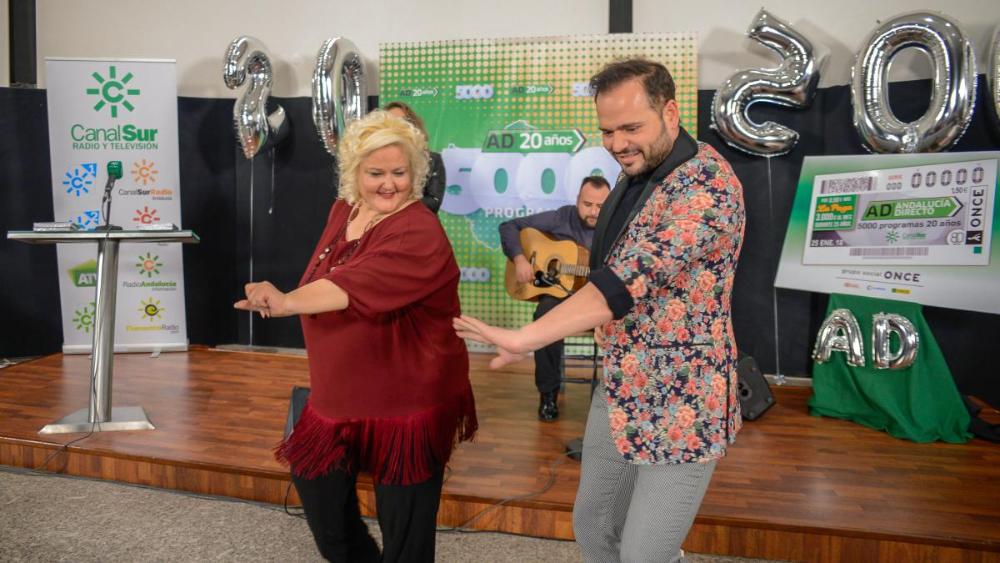 José Galán y la afiliada Lola García Vaquero interpretaron una coreografía para acompañar a Coraluna