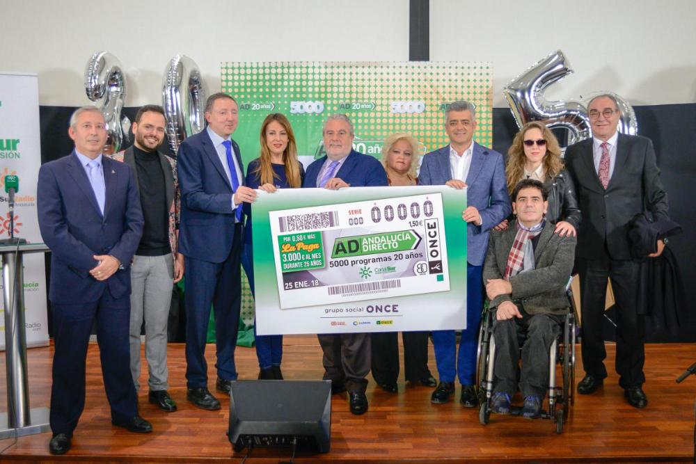 Foto de familia tras la presentación