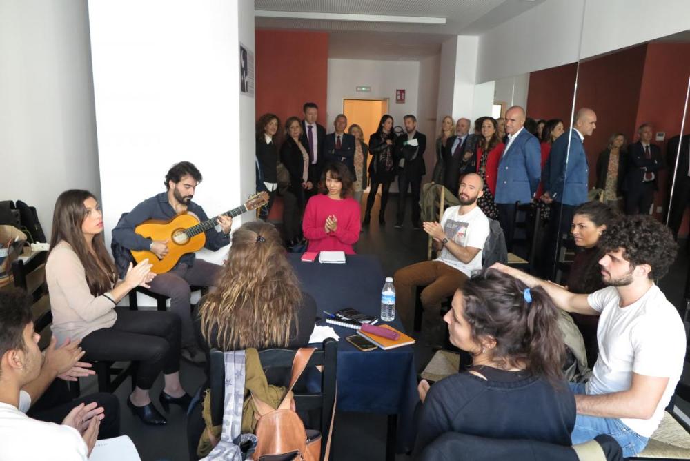 Tras la presentación del cupón las autoridades y representantes de la ONCE recorrieron las aulas de la Fundación Cristina Heeren