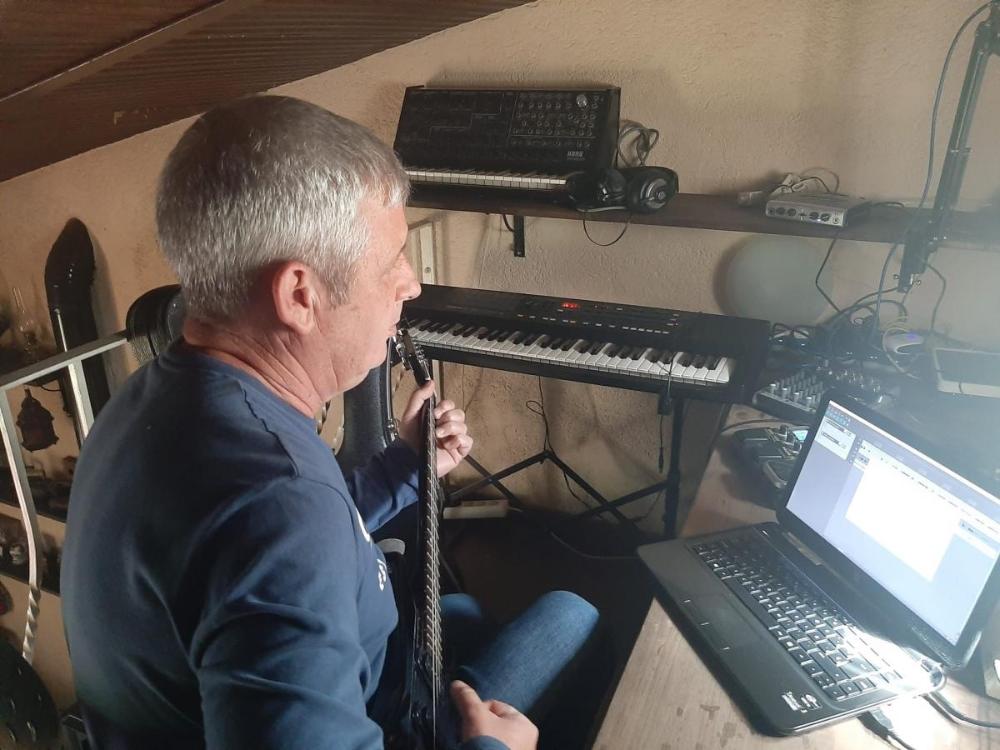 Curro Fernández, uno de los fundadores de este proyecto, en su estudio de grabación particular, en Málaga