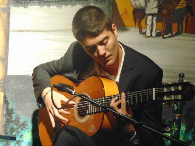 David Campaña con su guitarra