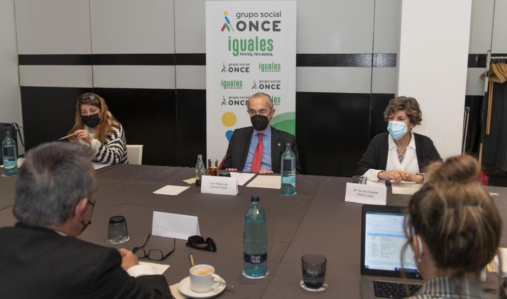 Deliberaciones del jurado en la categoría de Poesía