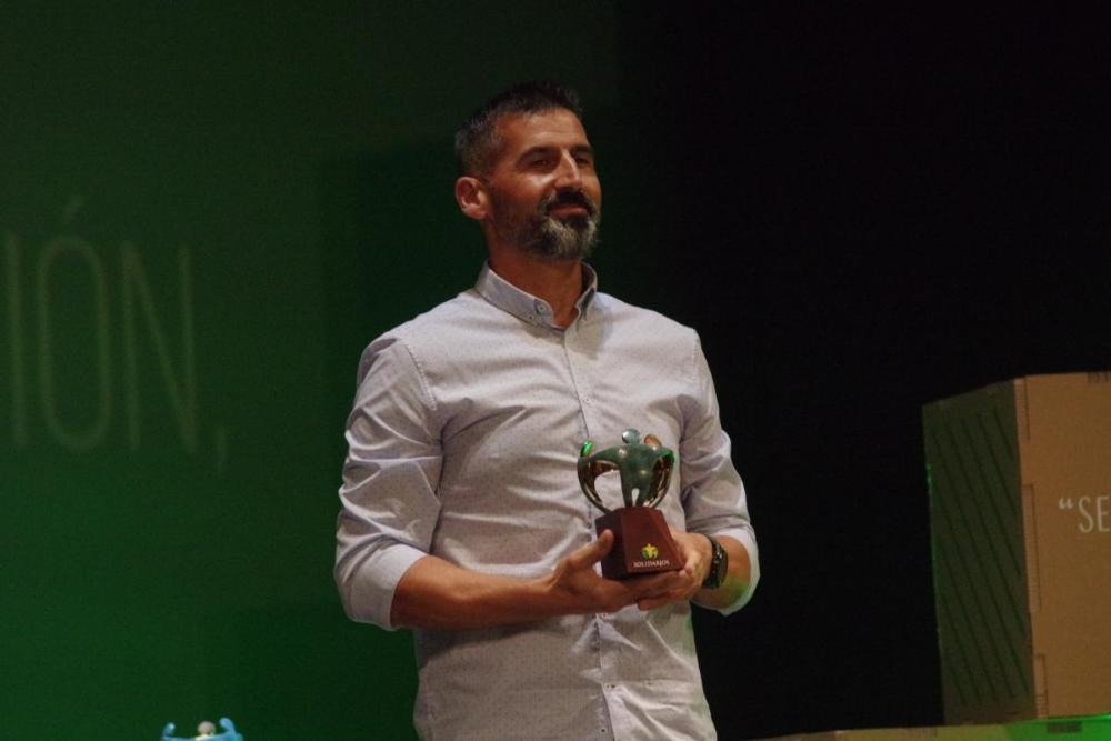 Diego Ferrón, presidente de la Fundación 'Music for All', recibe el premio en nombre de Cooltural Fest de Almería en la categoría de Institución
