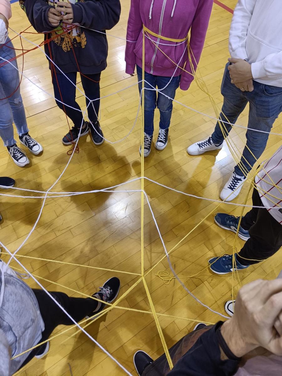 Imagen de la tela de araña que conformaron en uno de los talleres en una de las dinámicas