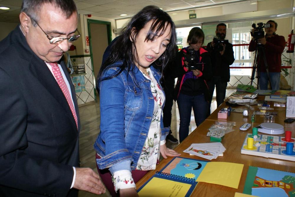 La delegada de Politicas Sociales e Igualdad del Ayuntamiento de Huelva, Alicia Narciso, con el director de la ONCE en Huelva, Manuel Alborch
