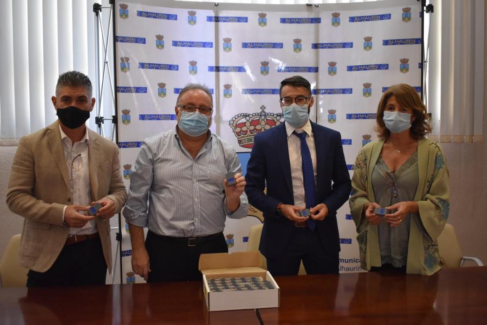 El alcalde de Alahurín de la Torre y el director de la ONCE en Torremolinos presentaron los nuevos semáforos sonoros