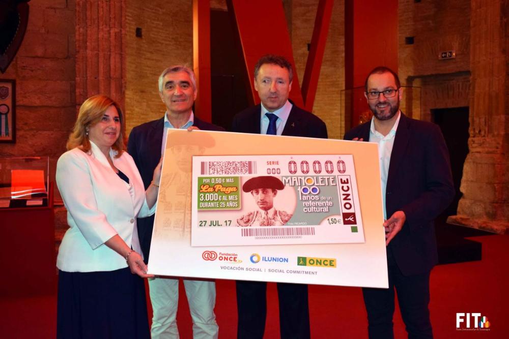 De izquierda a derecha la directora de la ONCE en Córdoba, gerente de la Fusión Internacional por la Tauromaquia, delegado territorial y teniente de alcalde del Ayuntamiento de Córdoba con el cupón de Manolete