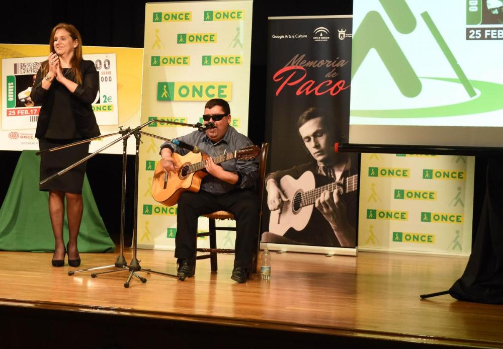 Actuación de El Plazoleta acompañado a las palmas de forma improvisada por Mónika Bellido