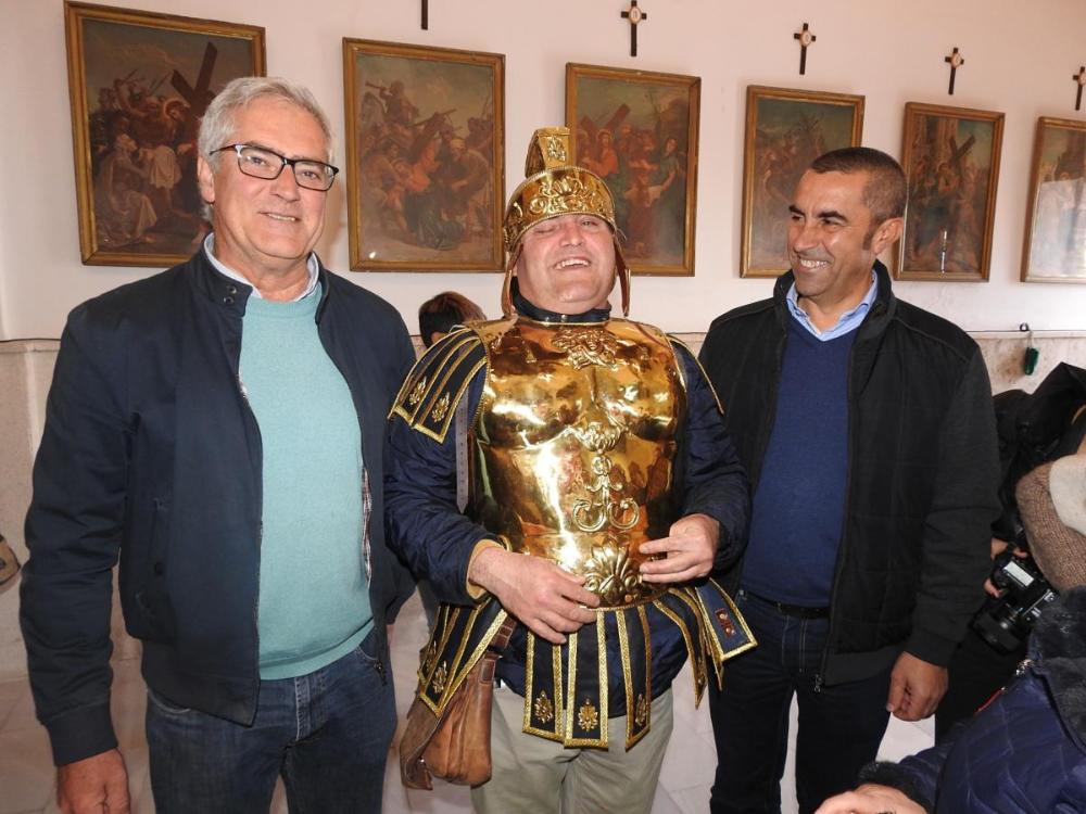 En su recorrido por la ruta cofrade cordobesa los afiliados pudieron hasta probar las vestimentas romanas que acompañan los pasos