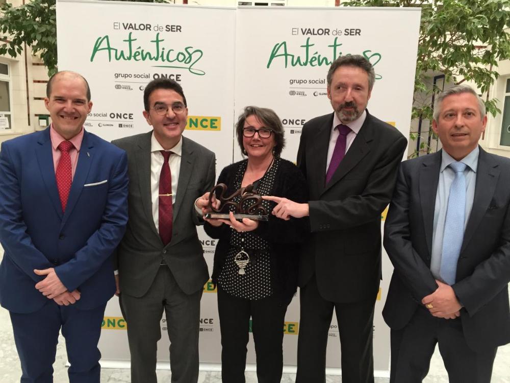 El director general adjunto de Servicios Sociales, Andrés Ramos, entregó el premio a Manoli el pasado 22 de febrero