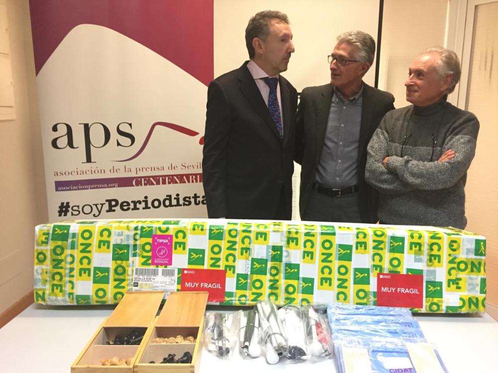 El delegado territorial de la ONCE entrega parte del material al presidente de la APS y al coordinador de Periodistas Solidarios, José Bejarano