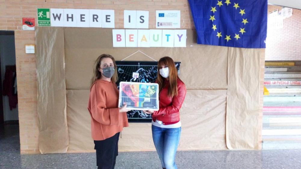 Entrega de material en un centro educativo de Guillena (Sevila)