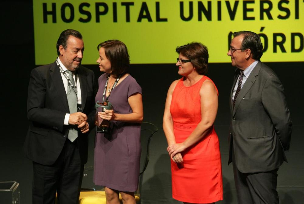 El presidente de la ONCE y su Fundación entregó el premio a la directora gerente del Hospital Universitario Reina Sofía.