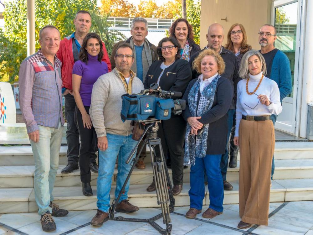Foto de familia del equipo del programa Solidarios de Canal Sur TV con Belén Torres al frente desde sus inicios hace ahora 18 años