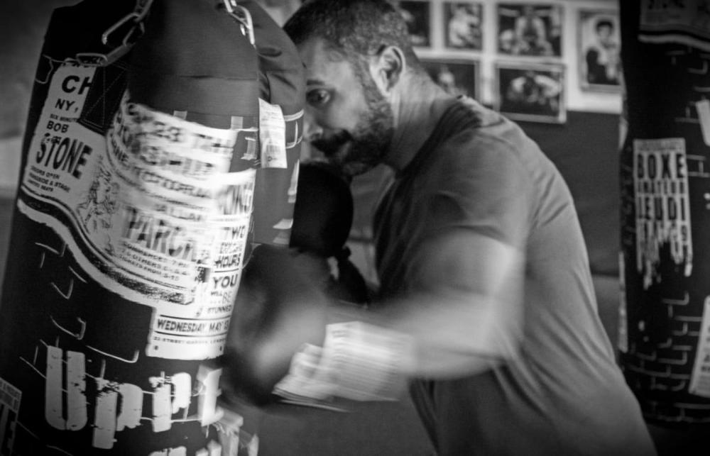 El novelista granadino vive en Tenerife donde lidera un club de boxeo que combina el deporte con la literatura y la filosofía