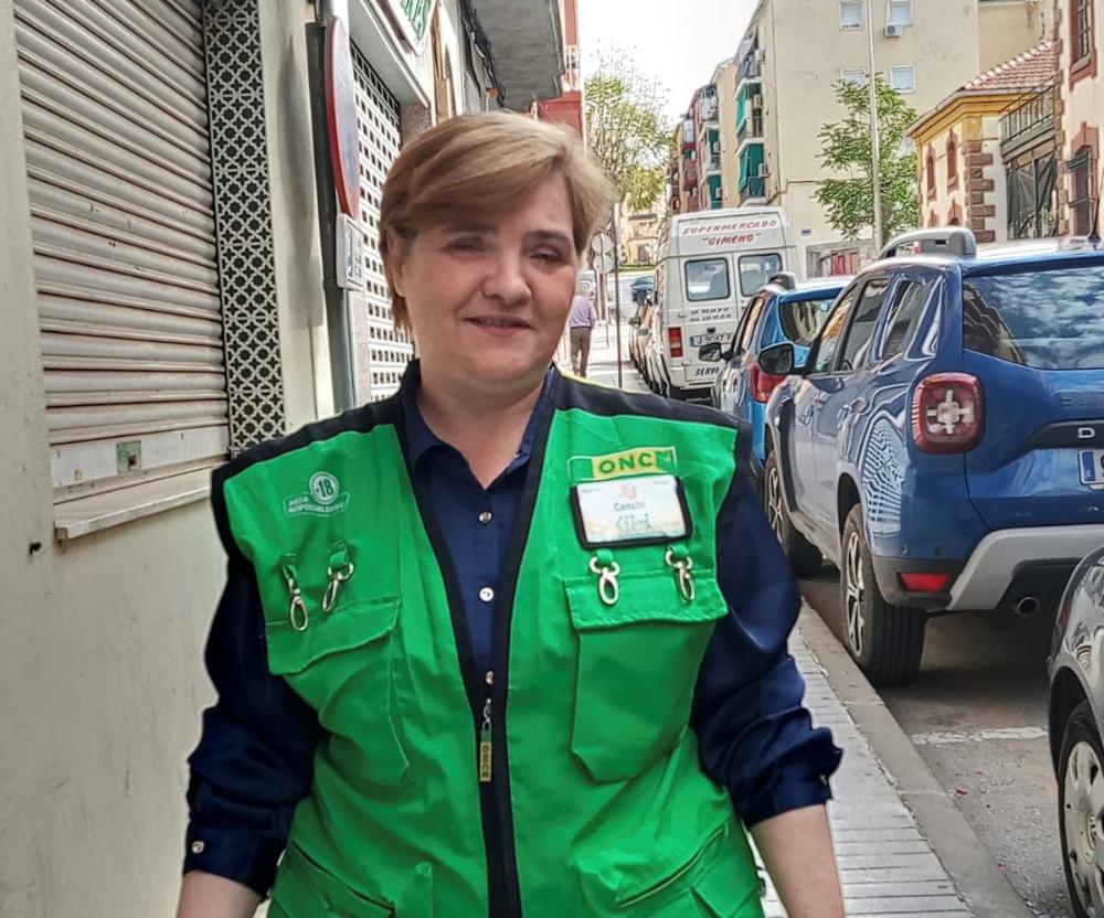 Conchi Domenech, vendedora de la ONCE en Linares