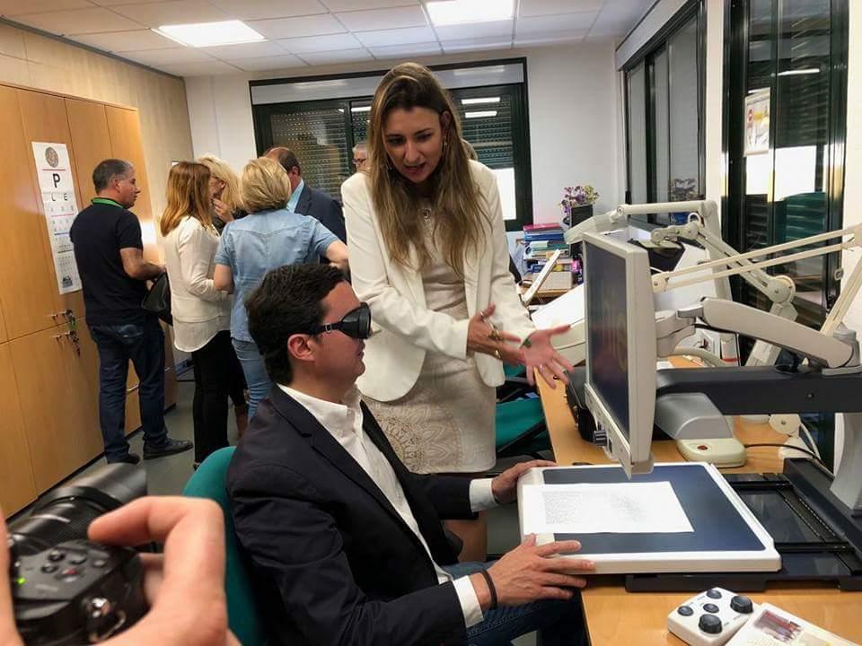 Exposición de material tiflológico y adaptaciones informáticas en la ONCE de Almería