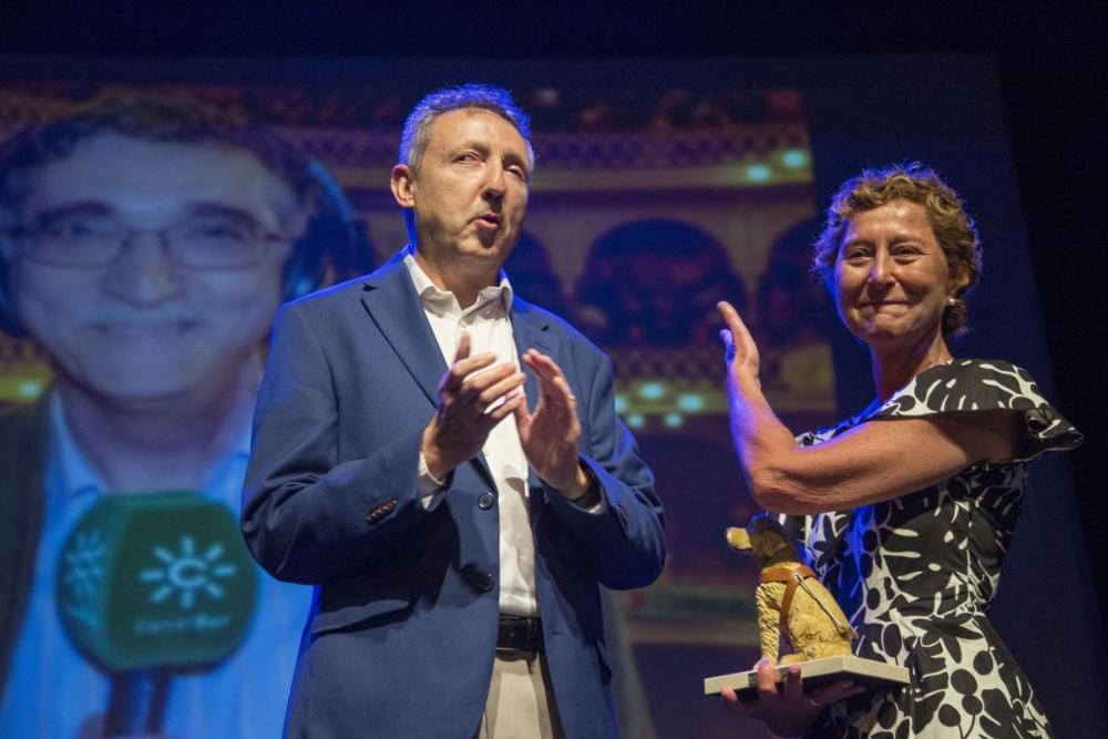Momento de emoción en la Gala, homenaje de la ONCE al periodista de Canal Sur, Juan Manzorro