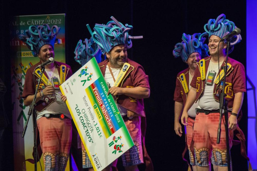 El director de la chirigota amaga con llevarse el premio en el escenario