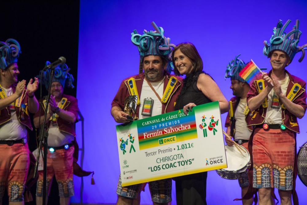 La redactora jefa de Canal Sur en Cádiz, Victoria de Haro, entregó el tercer premio a la chirigota 'Los COAC Toys'