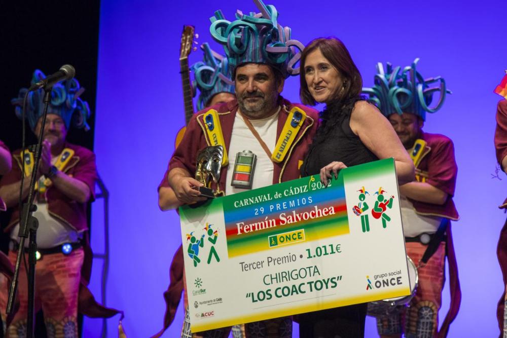 La redactora jefa de Canal Sur en Cádiz, Victoria de Haro, entregó el tercer premio