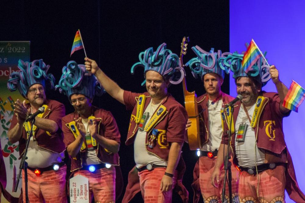 La letra describe el significado de los colores de la bandera Arco Iris del Colectivo LGTBIQ+