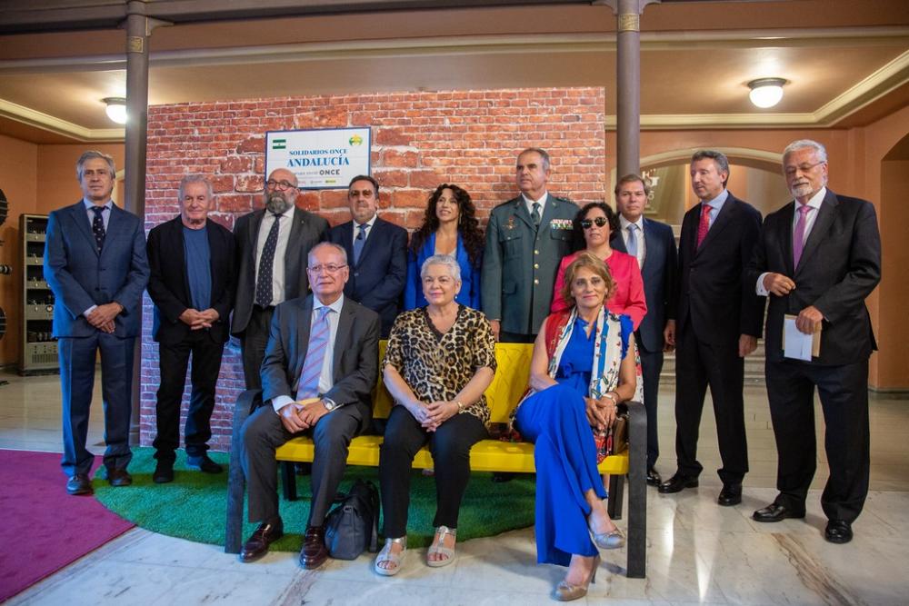 Autoridades y premiados en el hall del Gran Teatro Falla