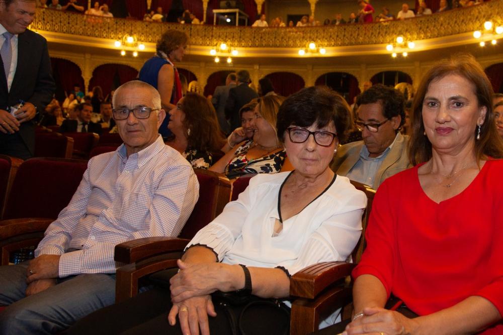 Mari Luz Castro y Antonio Roldán, protagonistas de la canción 'Solo pienso en ti', dieron la sorpresa a Víctor Manuel con su presencia