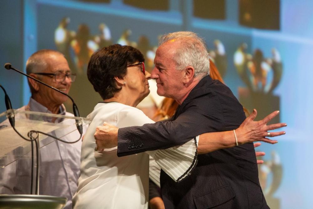 Víctor Manuel se funde en un abrazo con Mari Luz tras sus palabras