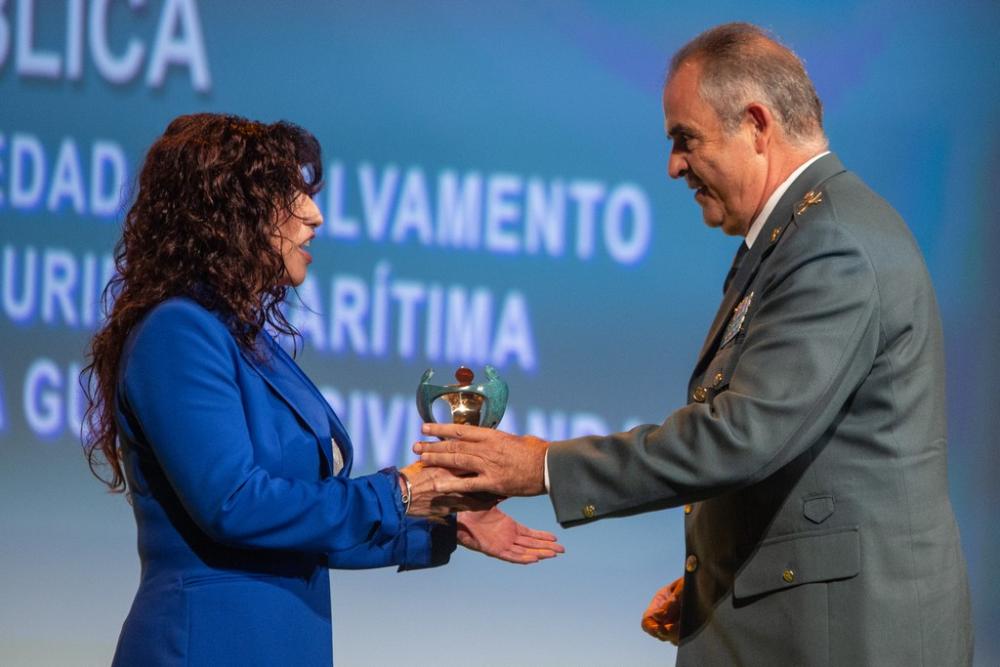La consejera de Igualdad entrega el premio al general de la Guardia Civil Manuel Contreras